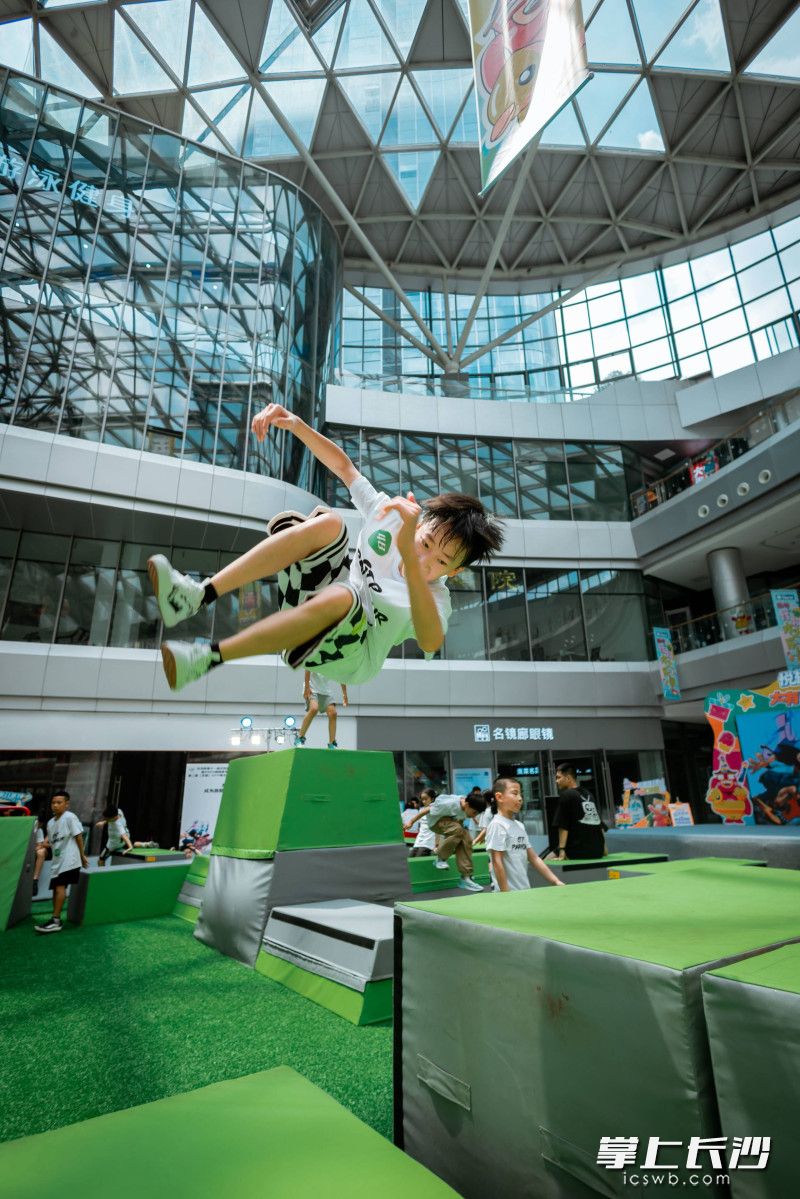 包含跑酷街头表演,年轻力量的精彩展示的词条 包含跑酷街头表演,年轻力量的精彩展示的词条